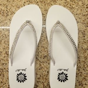 New Yellow Box Women's JELLO Flip-Flops, size 6.5